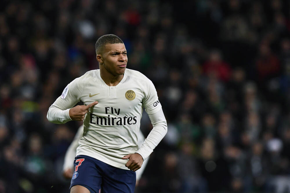 我国5G基站数达483.8万个